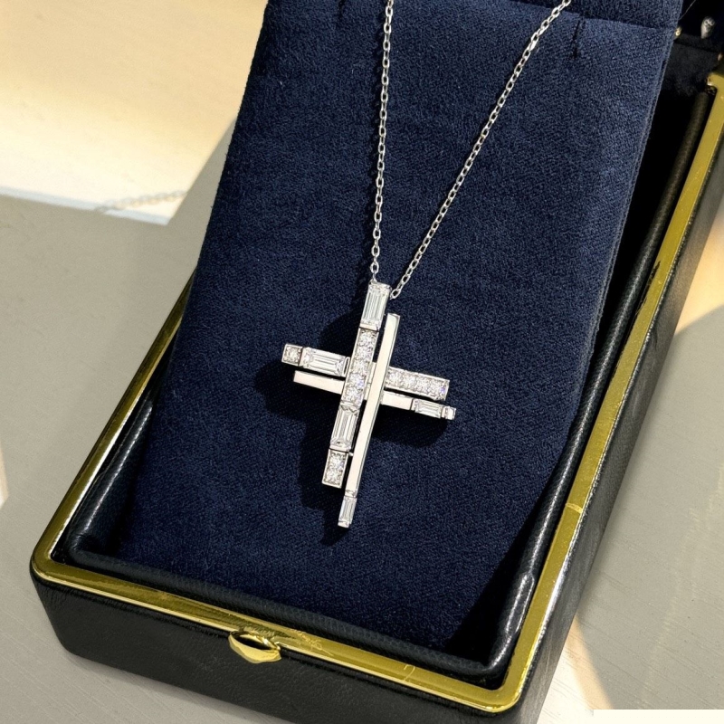 Ba*len*cia*ga necklaces